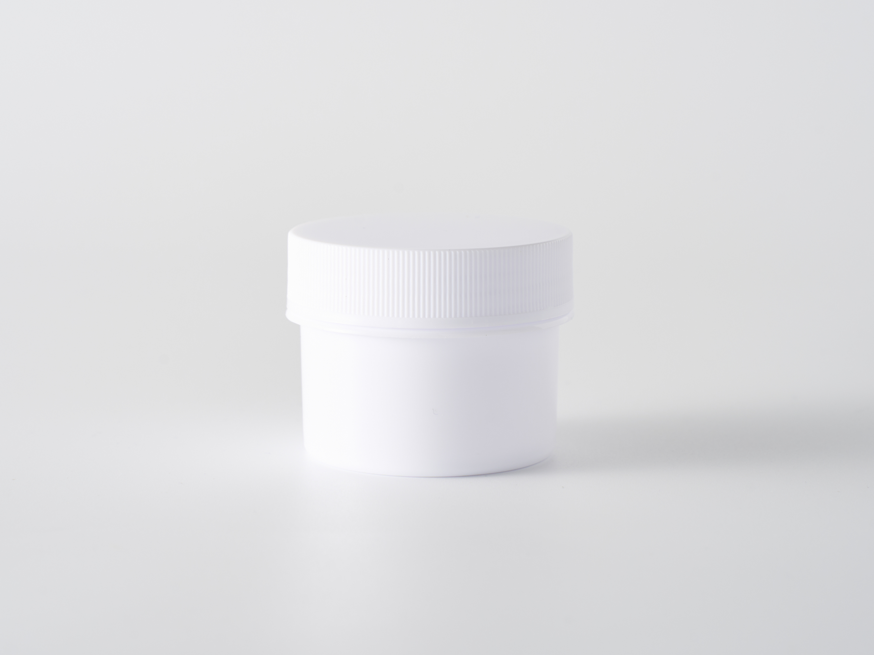 【化粧品容器】小ロット在庫対応の標準色ホワイト仕様クリームジャー 50g軟膏容器〈クリーム容器（ジャー容器・クリームジャー）〉