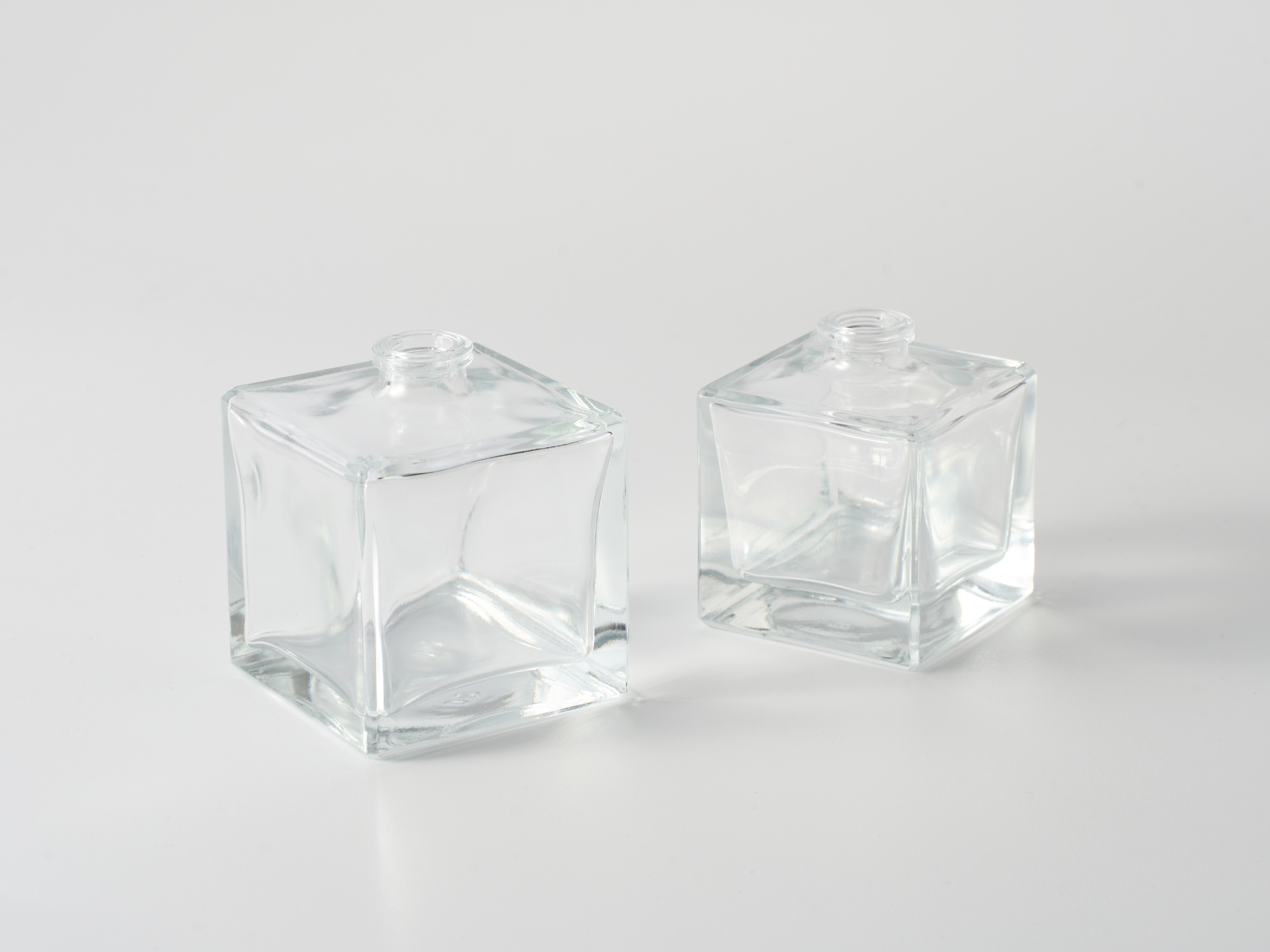 【化粧品容器】最先端の低重心スタイル