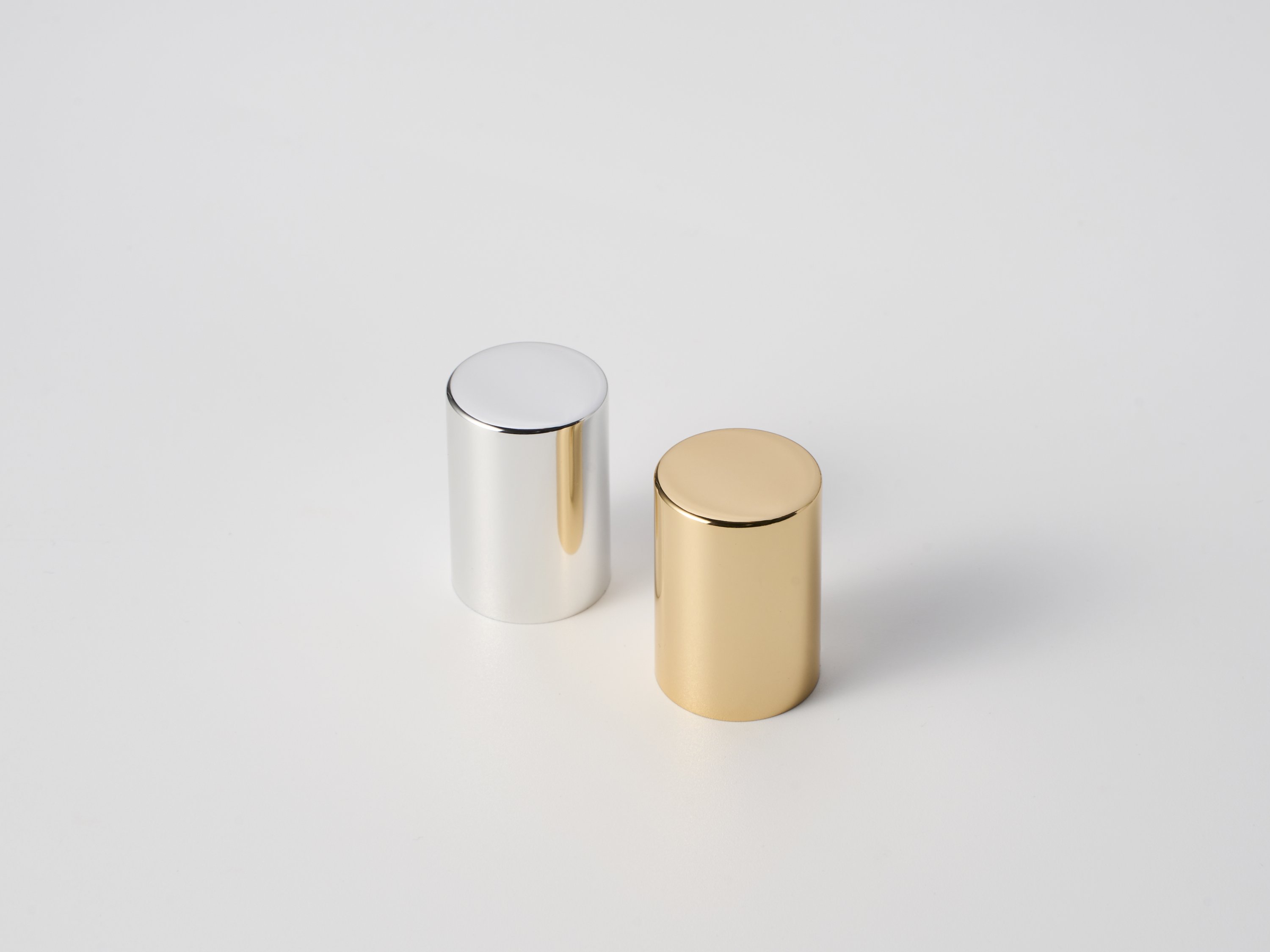 【化粧品容器】15φポンプに装着可能な金属製オーバーキャップ