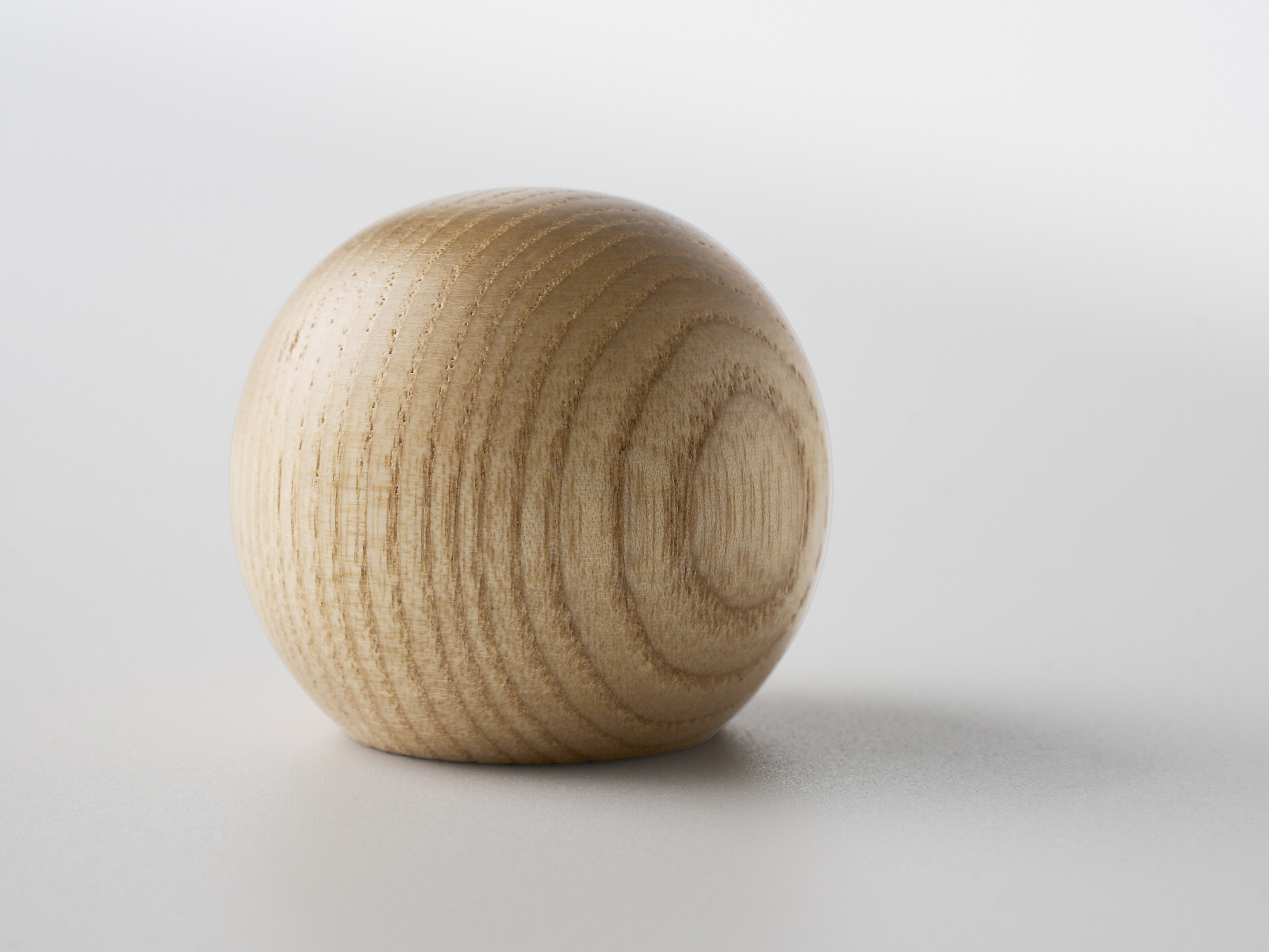 【化粧品容器】存在感ある、球体型