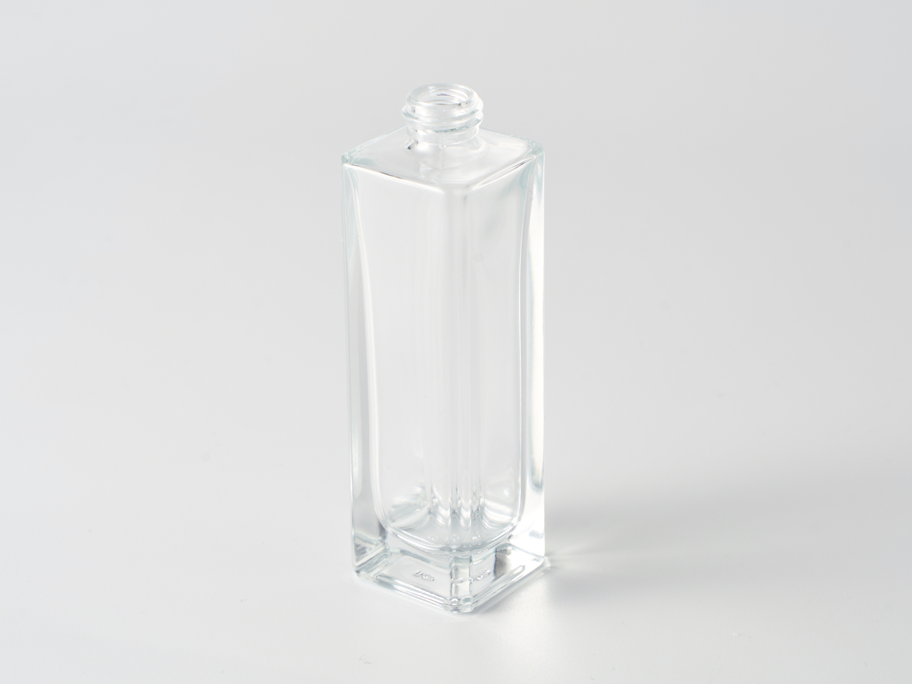 【化粧品容器】洗練されたスタイリッシュなフォルム