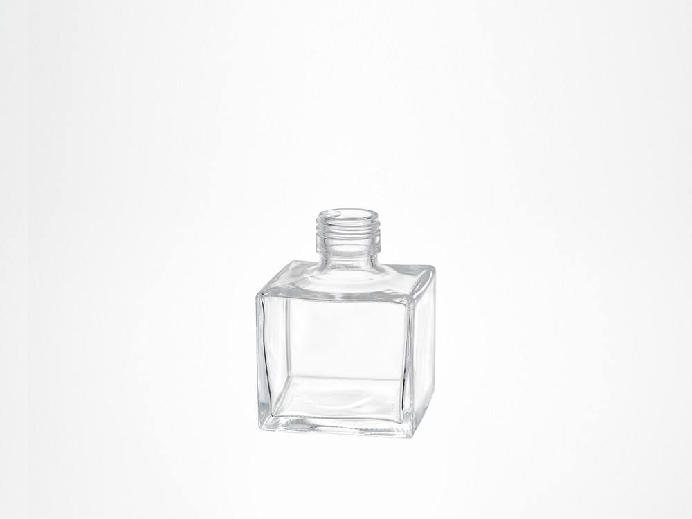 【化粧品容器】ワイド＆ローの角型で、見せ場をつくる