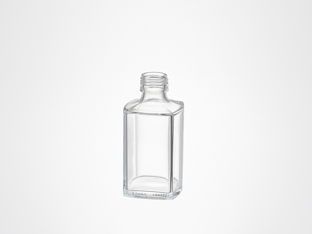 【化粧品容器】角の立ったスクエアフォルムが、空間をすっきり引き締めるディフューザー瓶。