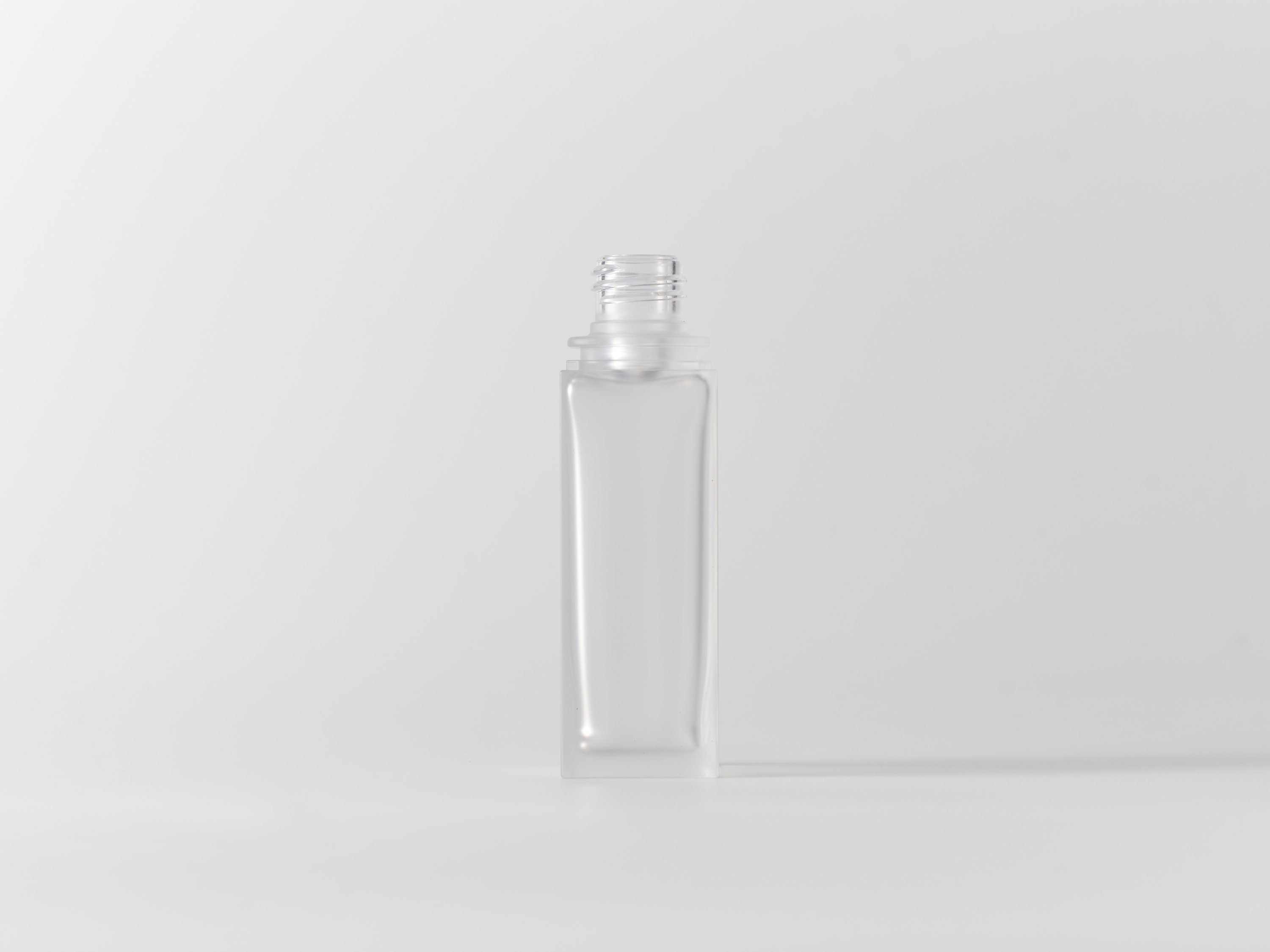 【化粧品容器】小ロット在庫対応の標準マット塗装仕様ボトル SB06S-50C マット塗装〈プラスチック〉