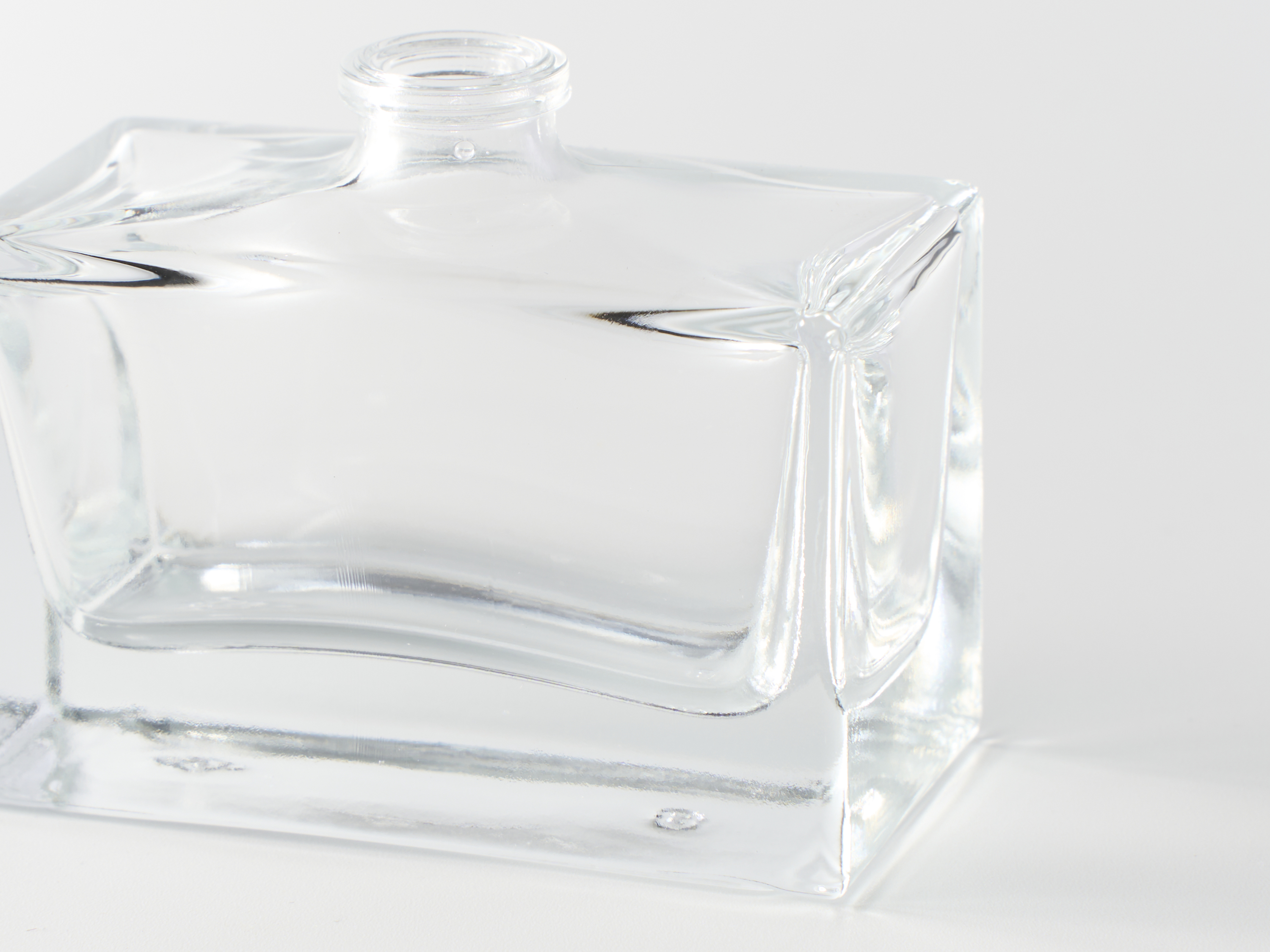 【化粧品容器】高透明でエッジが効いた最先端の香水瓶