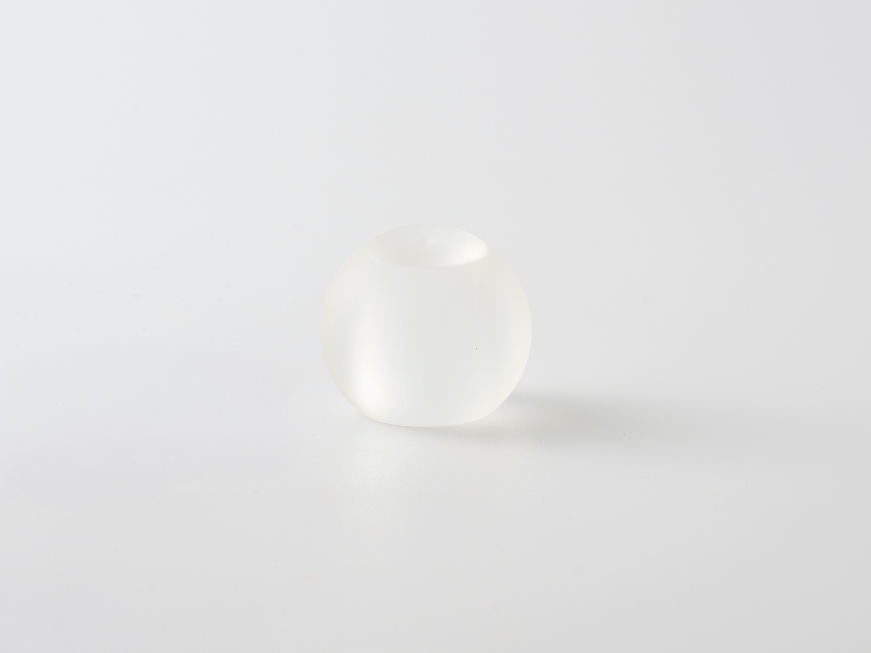 【化粧品容器】厚肉×シボ加工で、丸みを帯びた儚く美しいフォルム