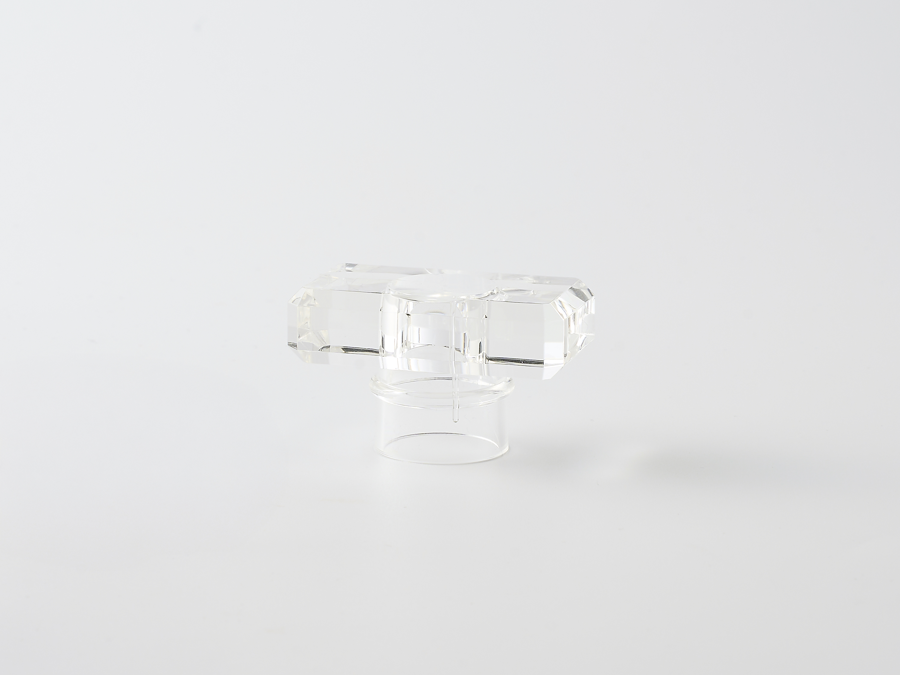 【化粧品容器】厚肉×高透明で、面で光を反射する印象的なフォルム