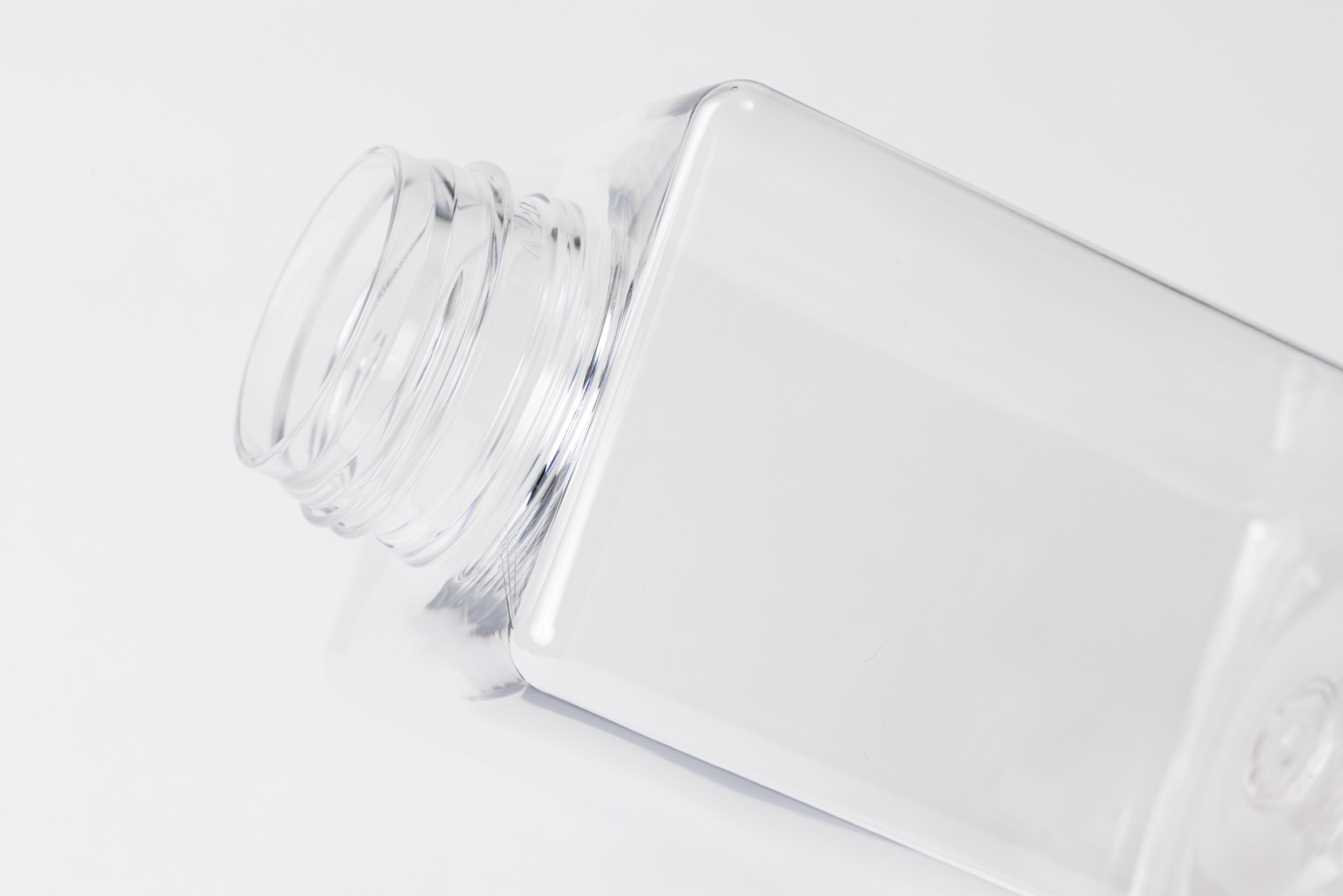 【化粧品容器】手に持ったクリーム容器