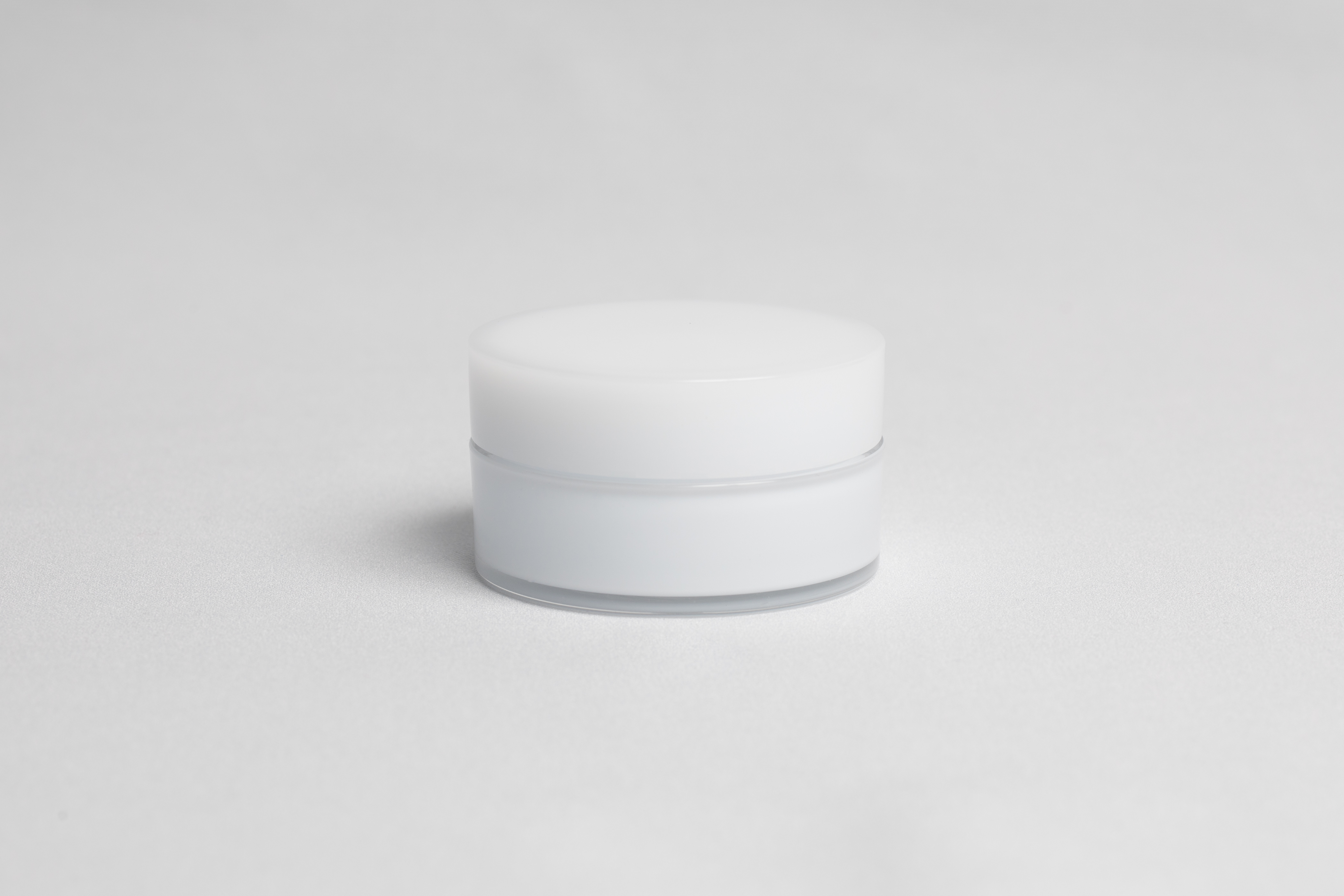 【化粧品容器】小ロット在庫対応の標準色ホワイト仕様クリームジャー フェア 30g〈クリーム容器（ジャー容器・クリームジャー）〉