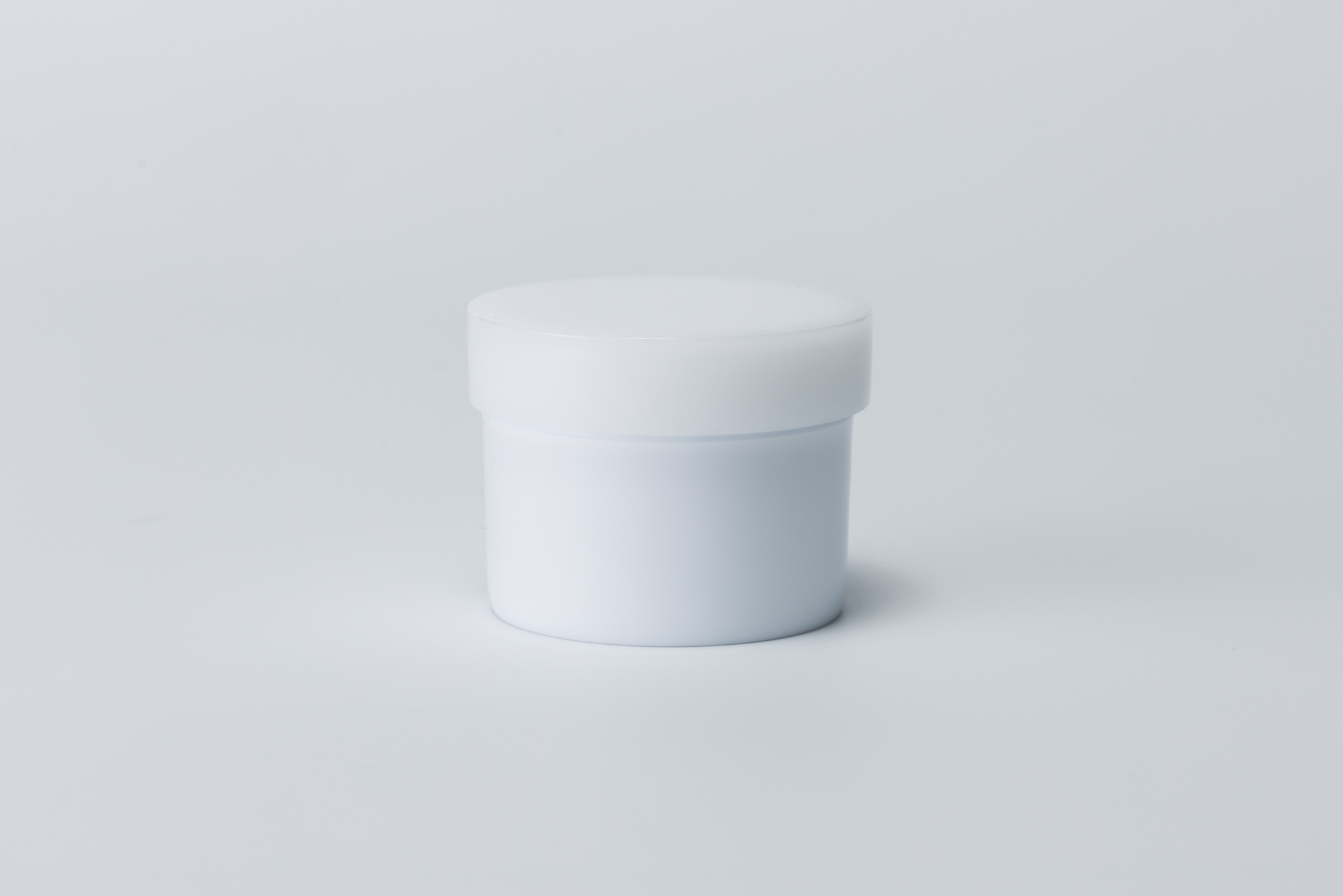 【化粧品容器】小ロット在庫対応の標準色ホワイト仕様クリームジャー モノリス 50g〈クリーム容器（ジャー容器・クリームジャー）〉