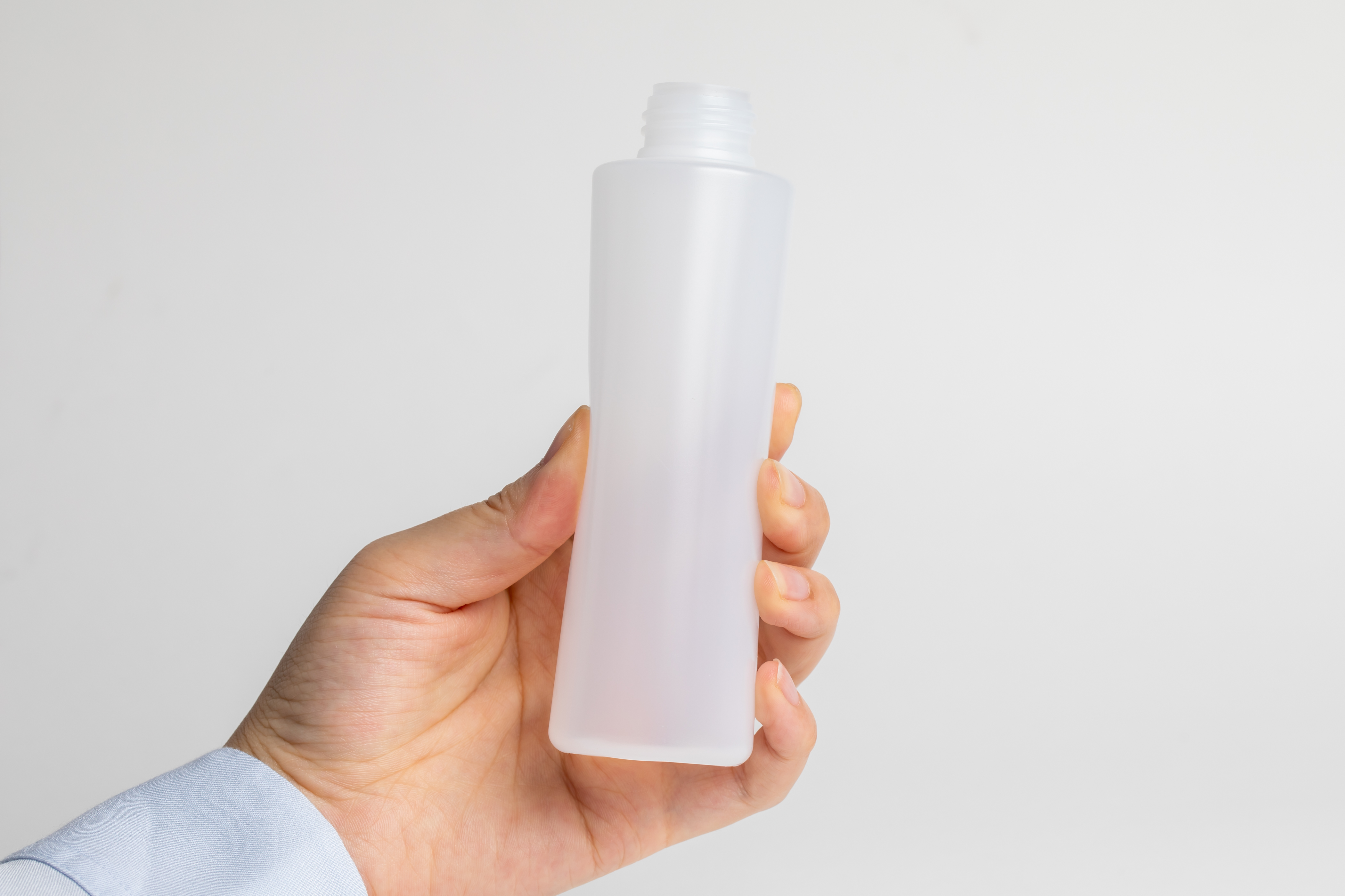 【化粧品容器】手で握ったボトル